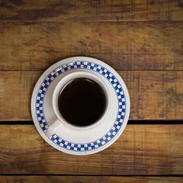 Café servi sur une soucoupe en azulejo